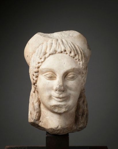 null Rare tête de Kore archaïque
Le visage souriant révèle l’influence de l’art ionien....