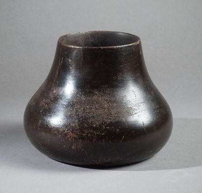 ASIE  JAPON Vase en forme Hu en bois. Re­prenant la forme d'une coloquinte. Anci­ennement...