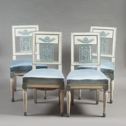 null Suite quatre chaises en bois mouluré, sculpté, relaqué crème et rechampi bleu....