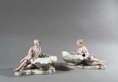 null Paire de vide-poches en porcelaine polychrome. Ils représentent deux personnages...