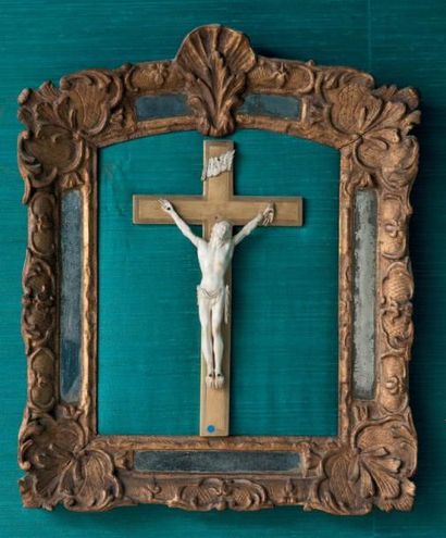 Crucifix en ivoire sculpté dans un cadre...