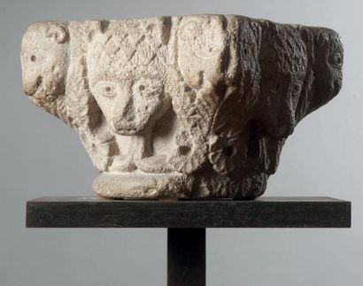 null Chapiteau aux lions Pierre calcaire France, Bourgogne, XI-XIIe siècle Haut.:...