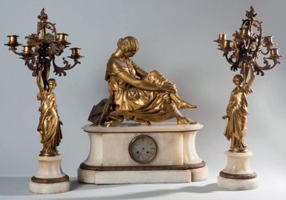 D'APRÈS JAMES PRADIER Garniture de cheminée en bronze doré et onyx. La pendule est...