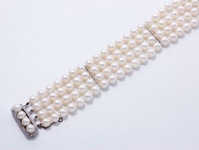 null Bracelet composé de 4 rangs de perles de culture d'environ 6.7 à 7 mm, agrémenté...