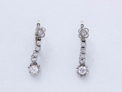 null Paire de pendants d'oreilles or 18 K et platine, chenille diamantée retenant...