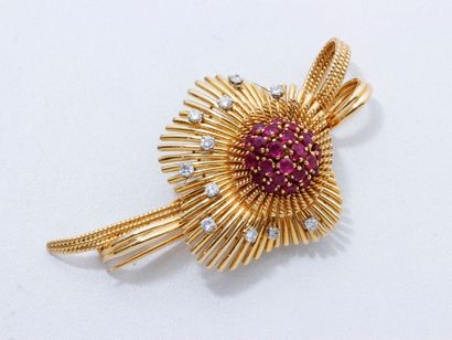 null Broche pendentif en fil d'or 18 K, partiellement tressés, stylisant une fleur...