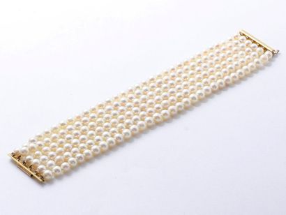 null Bracelet composé de 6 rangs perles de culture d'environ 5.9 mm, il est agrémenté...
