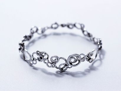 THIERRY VENDOME Bracelet articulé en or gris 18 K, composé d'une multitude d?anneaux...