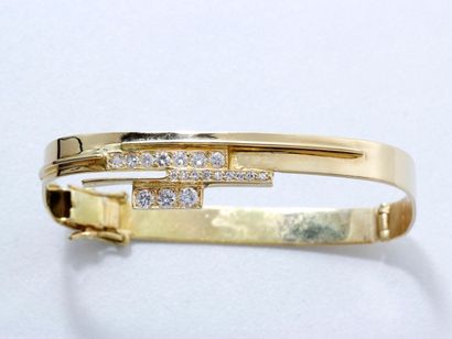 JEAN VENDOME Bracelet stylisé rigide ouvrant en or 18 K, composé de 3 lignes juxtaposées...