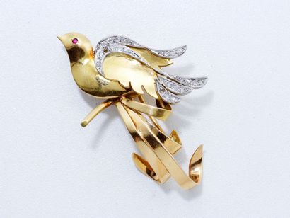 null Broche en or 18 K et platine, stylisant l'envol d'une colombe, ses ailes rehaussées...