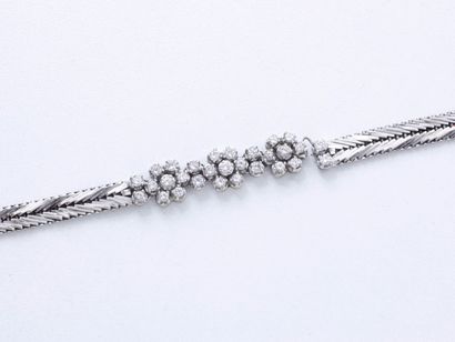 null Bracelet en or gris 18 K, centré de 3 fleurs ponctuées de diamants brillantés,...