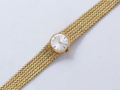 JAEGER LE COULTRE Montre bracelet de dame en or 18 K, cadran argenté rayonnant avec...