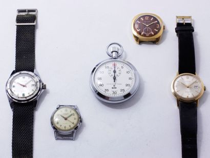 null Lot en métal doré et argenté, composé de 4 montres bracelets et d'un chronomètre....