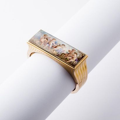 null Bracelet rigide ouvrant ancien en or jaune orné d'une miniature rectangulaire...