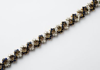 null Bracelet ruban souple composé d'entrelacs de lignes de brillants et de saphirs...