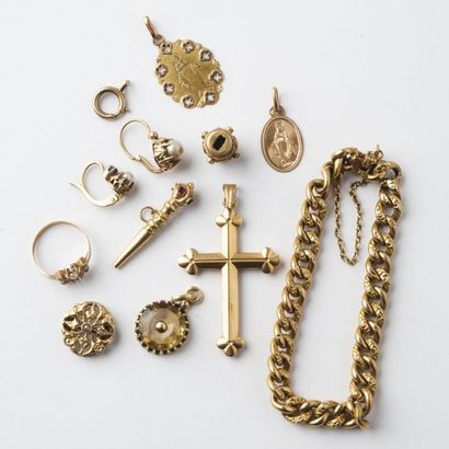 null Lot de divers bijoux anciens en or jaune : 2 médailles, une croix, un coulant...