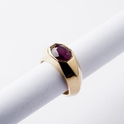 null Bague jonc facetté en or jaune ornée d'un rubis ovale. 

Poids du rubis : 3,80...