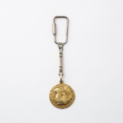 null Porte clef composé d'une médaille représentant un oiseau et une chaine en argent....