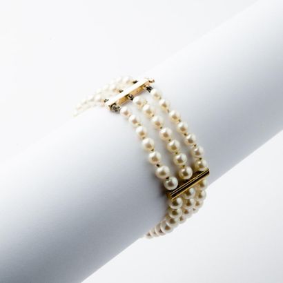 null Bracelet 3 rangs de perles de culture, le fermoir baïonnette et 3 barrettes...
