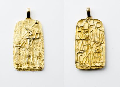 null Pendentif en or jaune de style Egypte antique. Poids : 52,2 g.