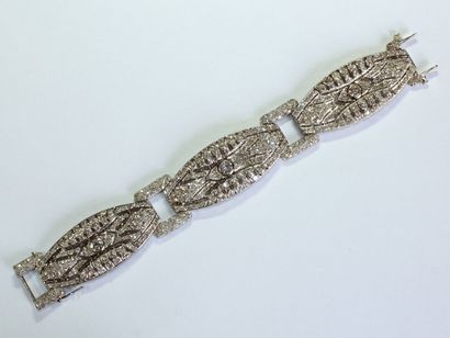 null Bracelet ruban articulé des années 1930 composé de 3 motifs de forme navettes...