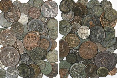 null Empire byzantin : lot de 65 monnaies byzantines en bronze, dont 4 en argent,...