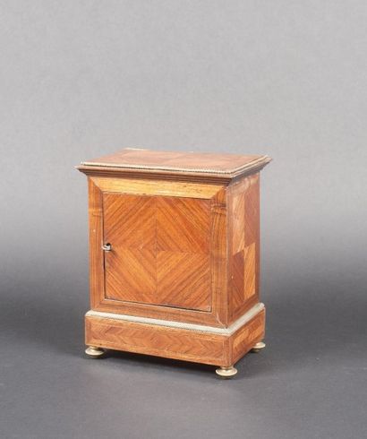 null Petit meuble d'appui en bois de rose démasquant 2 tiroirs. Style Louis XVI