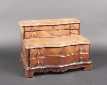 null Commode formant un écritoire de forme arbalète en bois de placage marqueté en...