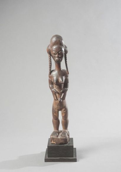 null Ancienne statue féminine. Baoulé, Côte d'Ivoire. Cette statuette féminine, incarnant...
