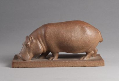 null Armand PETERSEN (1891-1969). Hippopotame, 1928. Grés à patine brune, signé sur...