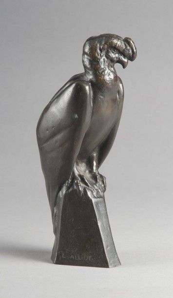 null Lucien ALLIOT (1877-1967). Le condor perché. Epreuve en bronze à patine verte,...