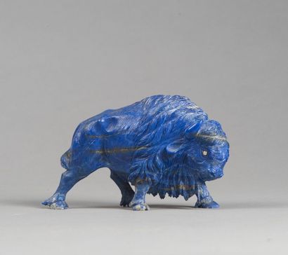 null Bison en lapis lazuli. Œil en zircon. H. 8 cm L. 13 cm.