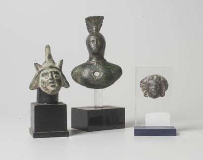 null Trois appliques représentant un buste et deux têtes. Epoque romaine Un guerrier...