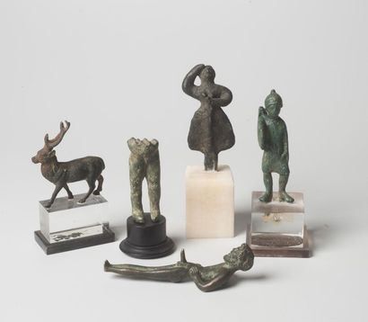 null Lot d'objets divers : 3 statuettes anthropomorphes dont un guerrier et un Priape,...