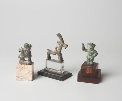 null Trois sujets antiques: deux statuettes romaines et une amulette zoomorphe du...