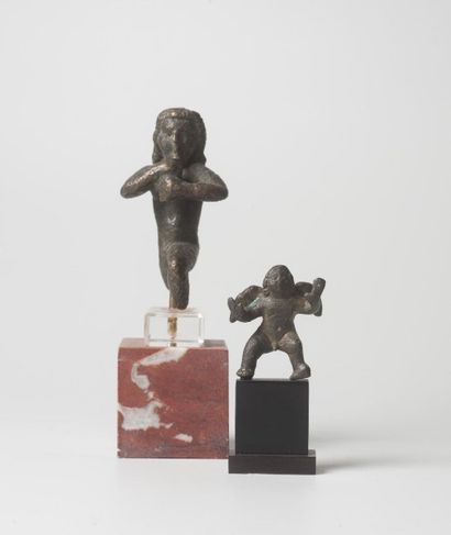 null Deux statuettes en bronze : un petit Eros romain et un joueur de flûte de style...