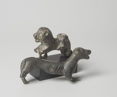 null Deux félins d'époque romaine : un lion , une panthère Bronze. Long : de 6 à...