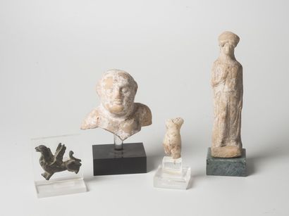 null Quatre statuettes antiques : applique en forme de griffon en bronze, une petite...