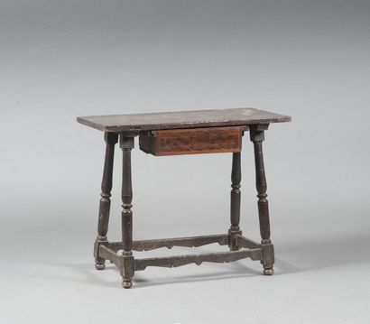 null Table en bois naturel ouvrant en ceinture par un tiroir marqueté de rinceaux....