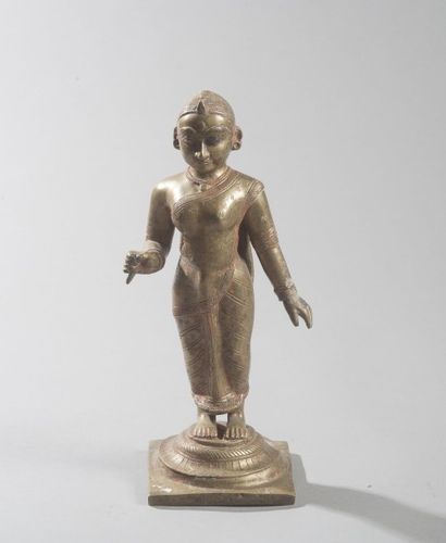 null Statuette féminine debout sur un socle orné de lotus, parée et vêtue d'un sari...