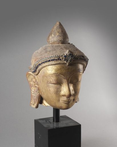 null Tête de Bouddha. Birmanie, 19ème siècle. Le visage noble et souriant est surmonté...