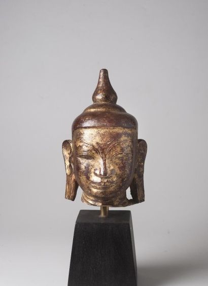 null Tête de Bouddha. Birmanie, royaume d'Ava, XIXème s. Pierre laquée et dorée....