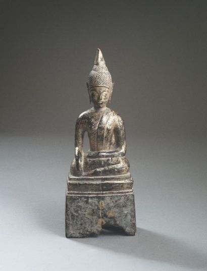 null Bouddha assis sur une haute base à traces épigraphiques. Laos, XIXème s. Bois...