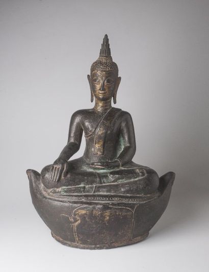 null Rare Bouddha assis sur un bateau, Laos, école du Nord, XVIIIème siècle. Traces...