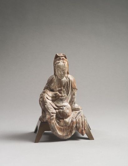 null Elégante Kwan Yin assise en lalitasana. Chine, 16ème-18ème s. Bois à traces...