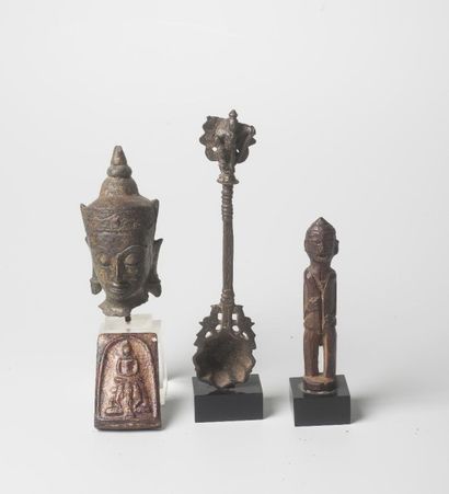 null Lot comprenant une tête de Bouddha en bronze Thaïlande, XVIIème s, une cuillère...