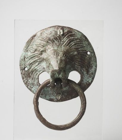 null Elément d'applique de mobilier à tête de lion. Bronze. Haut : 15 cm