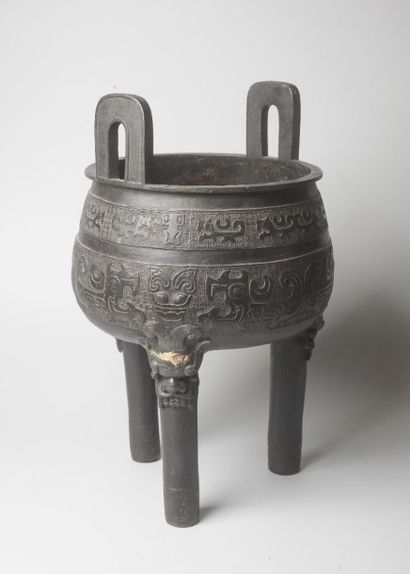 null Brûle parfum tripode Ding à décor archaïsant. Chine, dynastie Qing (1644-1911)...
