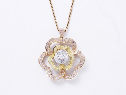 null Délicat pendentif en or 18 K ajouré, stylisant une rose épanouie décorée de...