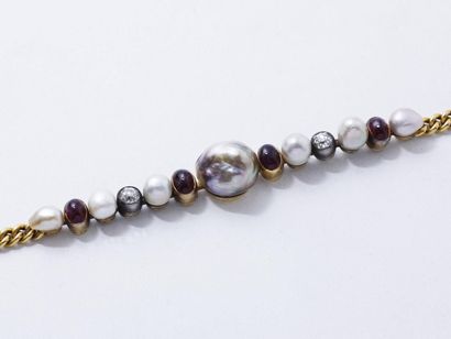 null Bracelet articulé en or 18 K centré d'une importante perle grise baroquée d'environ...